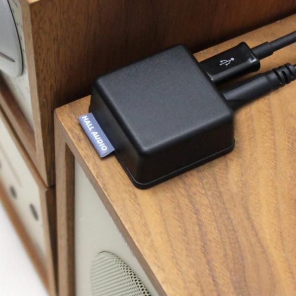 Hall Audio connector lifestyle tilsluttet til anlæg for at gøre det trådløst med Bluetooth