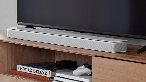 Bose soundbar 700 i hvid lifestyle foran fjernsyn